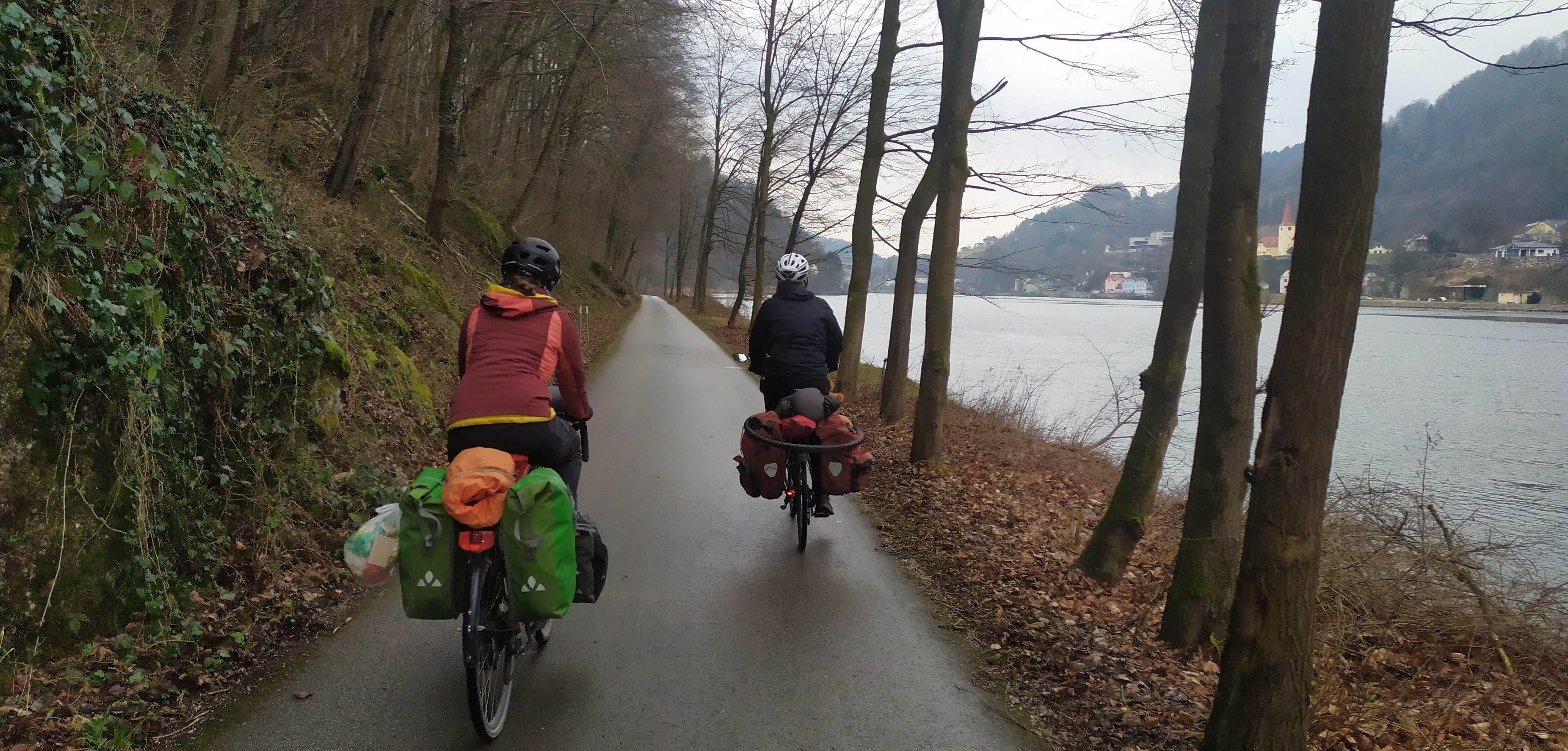 Deux cyclistes en balade ensemble